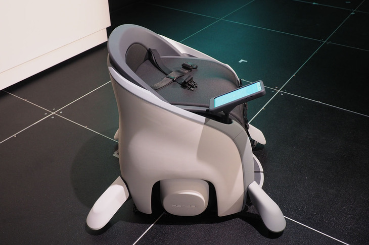 駆動には前進・後進・並進が行える全方位移動駆動機構「ホンダ・オムニトラクションドライブシステム」を採用。最高速度は6km/hだが、走行速度を4.5km/h、3km/h、1.5km/hに設定できる。