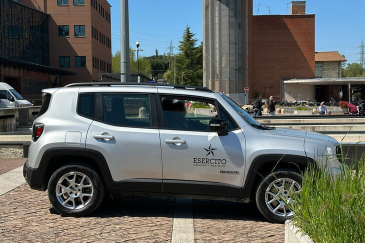 都市部の治安維持のため、陸軍に導入されている「ジープ・レネゲード」。シエナ駅前にて。2025年4月撮影。