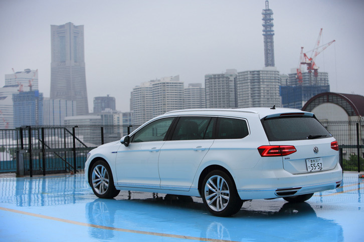 「アドヴァンス」にはヘッドアップディスプレイやアラウンドビューカメラ、可変ダンピングシステムの「DCC」、ナパレザー製のパワーシート、18インチホイール＆タイヤなどが標準装備される。