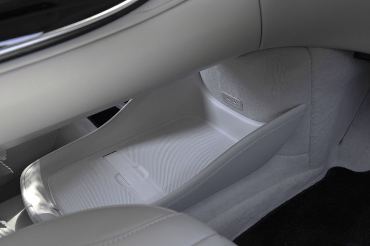 ブリッジ式センターコンソールの下にある収納スペース。荷物を固定するベルトと2つのUSBタイプCポートが備わっている。