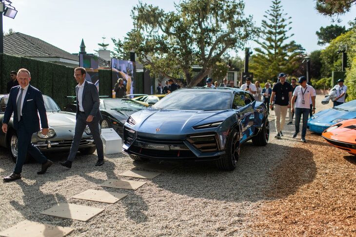 ランボルギーニの展示エリアを行く「ランザドール」。写真向かって左には、同ブランドのGTの……というかブランドそのものの開祖ともいえる「400GT」の姿が。