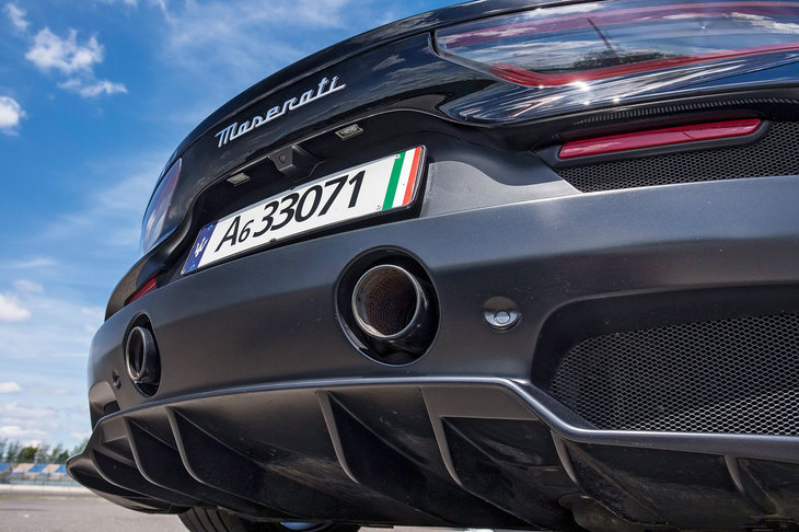 「Corsa」モードでは、テールパイプが6気筒の上質なビートを刻む。それ以外では、どちらかというと地味な感じだ。