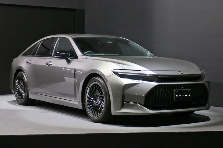 車体の各部がブラックでコーディネートされる「ブラックパッケージ」の装着車。同オプションを選択すると、ホイールも19インチから20インチにサイズアップする。