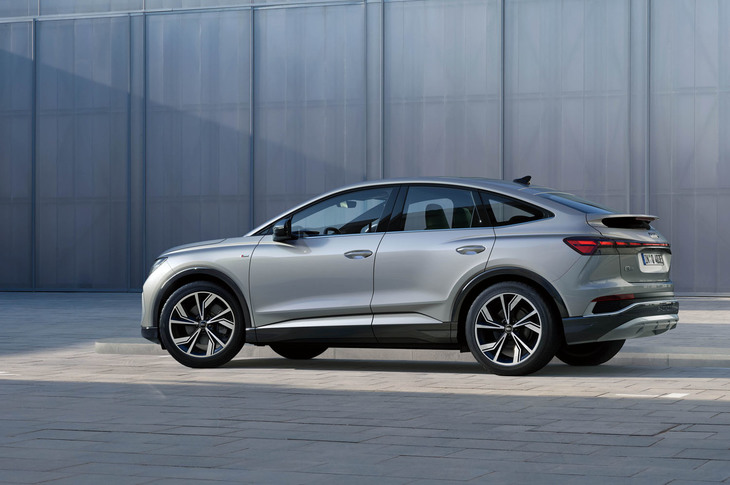 クーペライクなフォルムをまとう、アウディのEV「Q4 e-tronスポーツバック」。ルーフラインの異なる「Q4 e-tron」とともに、2022年末に国内販売が開始された。