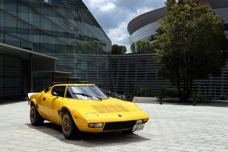 こちらはオリジナルの「ランチア・ストラトス」。ラリーマシンとして世界を席巻した一台を、日本の道で走らせました。（photo：北畠主税）