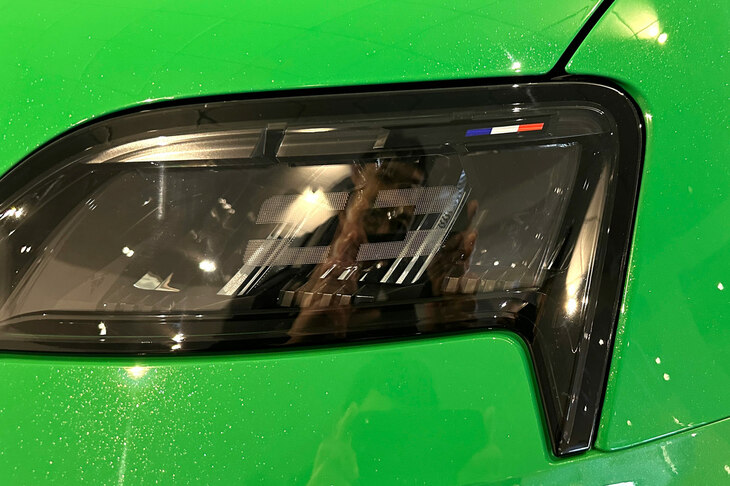 ヘッドランプ・ユニットの上部にはトリコロールが。