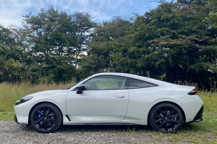 ホンダは、大空を自由にどこまでも飛べるグライダーをモチーフに新型「プレリュード」を開発したという。ボディーサイズは、全長×全幅×全高＝4515×1880×1355mmで、ホイールベースは2605mm。滑らかなクーペフォルムが目を引く。