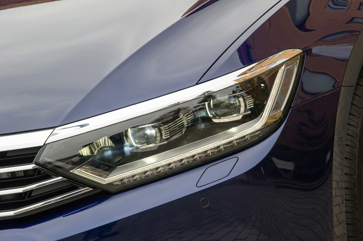 ヘッドランプにはLEDを採用。テスト車にはステアリング操作に合わせて照射方向を変化させる「ダイナミックライトアシスト」（オプション）が装着されていた。