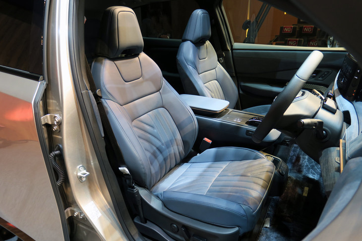 日産アリア リミテッド（フロントシート）