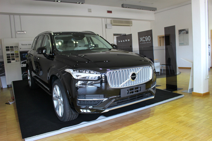 バッチモータース内のボルボのコーナー。ただいまのイチオシ車種は「XC90」。