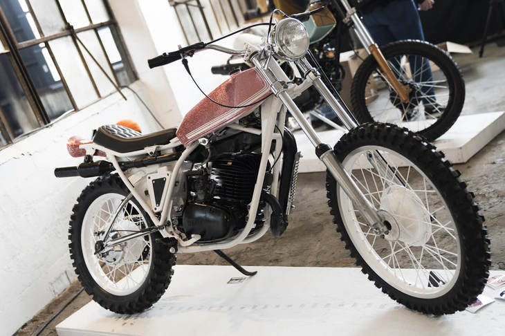 1970年代に発売されたヤマハの2ストロークエンジンを使用したオフロードバイク「DT400」をベースにカスタム。タンクやシートの形状を変更し、ピンクラメのカラーリングを施している。