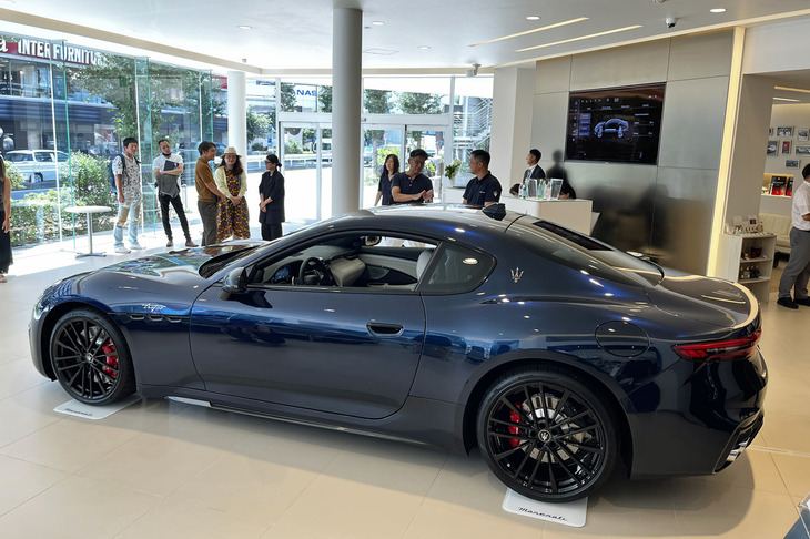 2ドアクーペスタイルを採用する「グラントゥーリスモ」のボディーサイズは全長×全幅×全高＝4965×1955×1410mm、ホイールベースは2930mm。