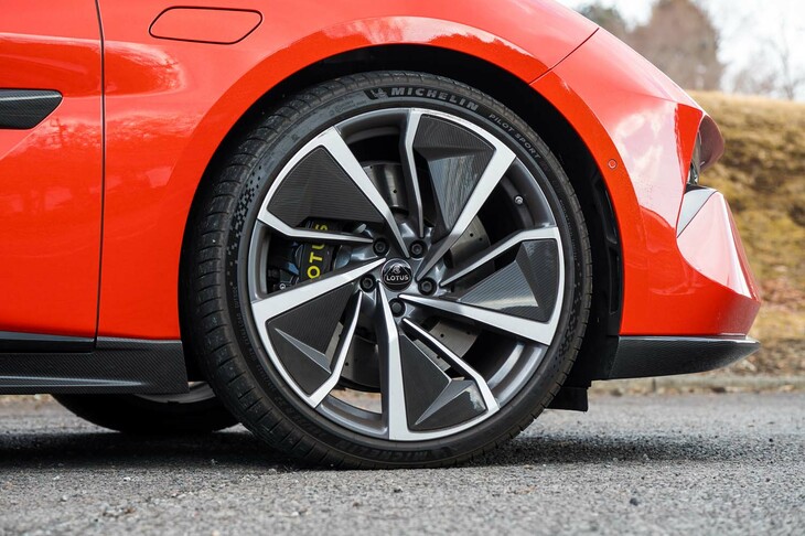 標準仕様のタイヤサイズは、前：265/40R21、後ろ：305/35R21。試乗車にはオプションで用意される、前：265/35R22、後ろ：305/30R22サイズのタイヤが装着されていた。