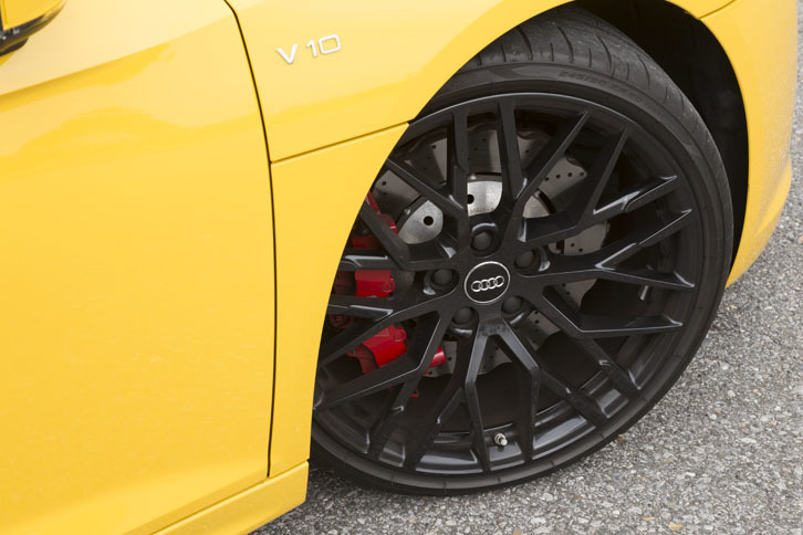 「10スポークYデザイン」と名付けられた20インチのアルミホイール。「ピレリPゼロ」が組み合わされていた。ブレーキキャリパーのレッド塗装は、7万円のオプション。