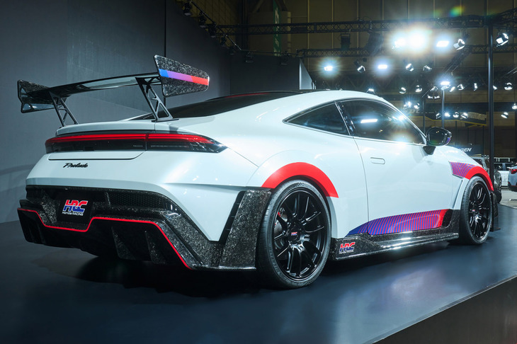 低くワイドなフォルムとレーシーなカラーリングが特徴的な「プレリュードHRCコンセプト」のリアビュー。カーボン製のサイドスカートやリアバンパー下のディフューザー、大型のリアウイング、ブラックに塗られた12本スポークの19インチホイールなどが目を引く。