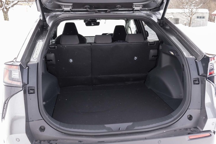 「フォレスター」並みの積載性を誇るというラゲッジスペースには、リモワのスーツケースであれば3個、ゴルフバッグであれば4個搭載できる。