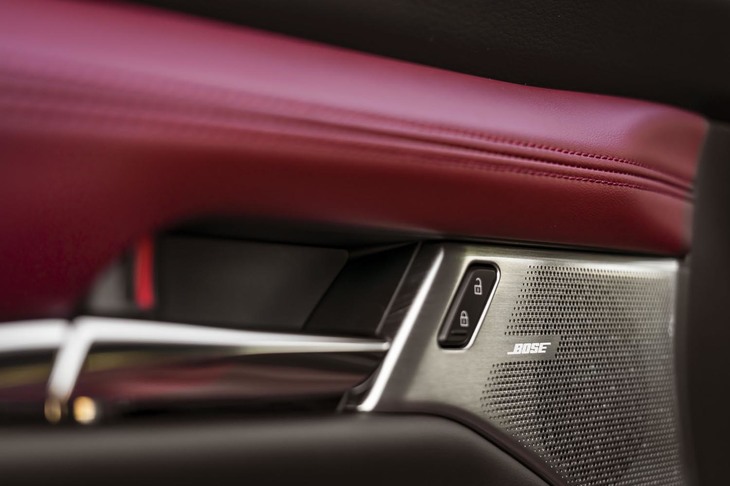 カーオーディオにはBoseのサウンドシステムが用意される。ウーファーの取り付け位置を工夫することでキャビンそのものの静粛性も高められている。