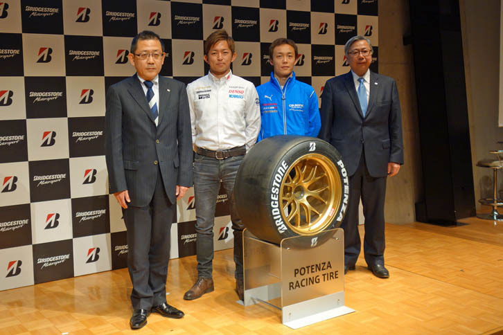 写真左から、ブリジストン執行役員 消費財タイヤ開発担当の井出慶太氏、平手晃平選手、安田裕信選手、鈴木道弘氏。