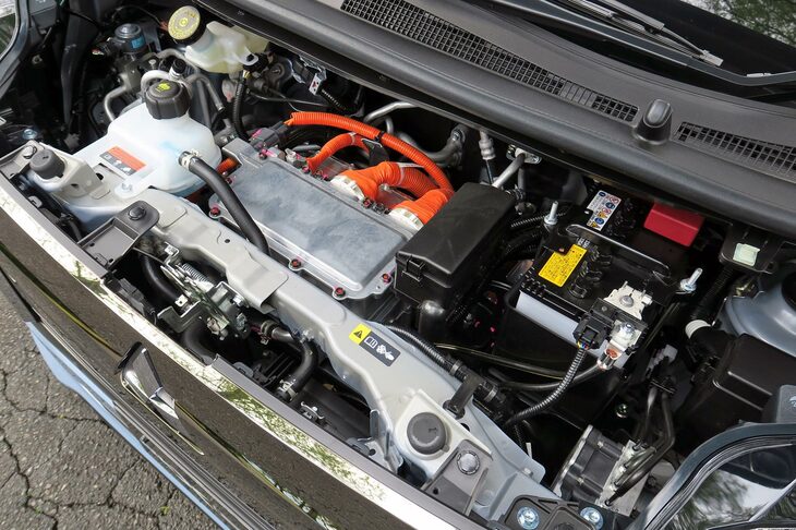 モーターなどのパワートレインはフロントセクションにまとめて搭載される。