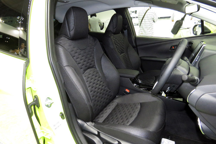 トヨタ・プリウスPHV（フロントシート）