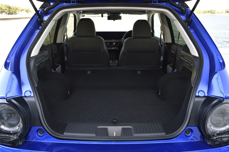 リアシートの背もたれを前方に倒し、荷室を拡大した様子。床面はほぼフラットになり、この状態での荷室容量は565リッターとなる。