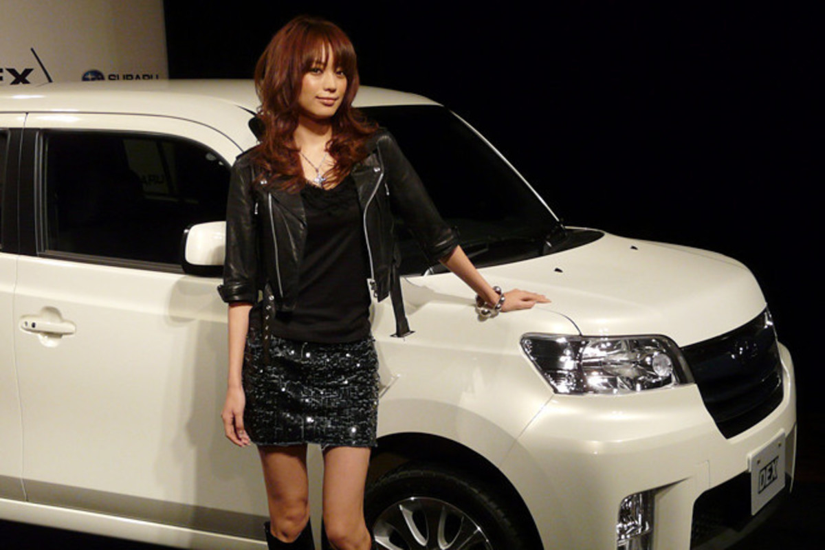 スバル・デックス」発表会にエビちゃんが登場！ 内装・外装など20枚