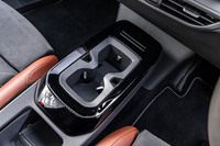 センターコンソールはスイッチ類が置かれないシンプルなデザイン。カップホルダーは取り外しが可能で、コンソール後方に移動することもできる。