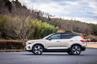 20インチサイズの標準装着ホイールが目を引く「EX40ウルトラ ツインモーター」のサイドビュー。左側のフロントフェンダーに普通充電用ポート、リアフェンダーに急速充電用ポートが配置されている。