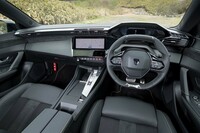 最新世代の「i-Cockpit」はダッシュボード最上段にレイアウトされたエアベントが乗員をぐるりと取り囲むのが特徴。先代モデルよりも各部の質感が確実に上がっている。