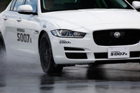 ウエット性能を「ジャガーXE」で確かめる。フルウエットの路面においても、従来モデルよりも高いグリップ感を得ることができた。