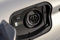 駆動用リチウムイオンバッテリーは普通充電のみに対応。3kW（200V×15A）で充電すると約4時間でチャージが完了する。