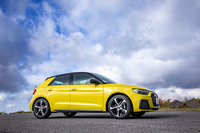 先進運転支援システムに関しては、アクティブレーンアシストやアダプティブクルーズコントロール、プレセンスベーシック、ハイビームアシスト、自動防げんルームミラーがセットになった「アシスタンスパッケージ」が標準装備される。