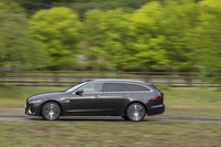 マイルドハイブリッドシステムの採用やドアケーシングのデザイン変更などにより、走行時の静粛性向上が図られた。