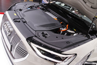 「アウディe-tron」のフロントフード内。「結晶仕上げのカムカバーをほれぼれと眺める」といった所作は、機械式スケルトン時計をめでるのと同様の趣味となってゆくのだろう。