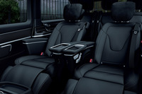 2列目はカップホルダーやUSBポート、スマートフォン用トレー、小物入れなどが備わるエクスクルーシブシートを標準で装備。