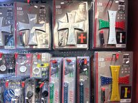 まだまだ十字架イルミネーションが並ぶ。右上はイタリア国旗の、右下はルーマニア国旗の色に光る。