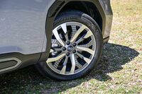 新型の「プレミアム／プレミアムEX」に装着される19インチホイール。タイヤサイズは235/50R19で、外径は717mmだ。　
	ほった「世代を経てタイヤも大きくなってはいるんですが……」　
	清水「シンプルに、ボディーのサイズアップにタイヤの拡大が追っついてないっていうのも、あるのかもね」