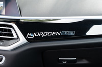 ダッシュボードに刻まれた「HYDROGEN FUEL CELL」のロゴ。