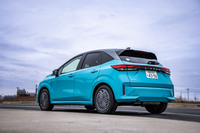 今回の試乗車は、ターコイズ（トルコ石）とダークメタルグレーのコンビネーションからなる特別塗装色のオプションカラーをまとっていた。