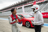 試乗を終えて、先導車のドライバーにアドバイスを乞う筆者（写真左）。