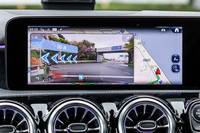 メルセデスのCセグメントモデルとして初めて「MBUX ARナビゲーション」を採用。ナビゲーションの進行方向を前方カメラが捉えた実際の映像上に表示し、複雑な交差点などで進む方向をよりわかりやすく誘導する。