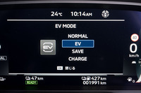 電動パワートレインの制御には、“お任せモード”の「NORMAL」、バッテリーの電気のみで走る「EV」、バッテリー残量を維持して走る「SAVE」、バッテリー残量を回復しながら走る「CHARGE」の4種類が用意される。