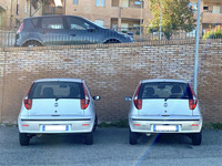 郊外住宅の駐車場における2代目「フィアット・プント」。2022年11月。