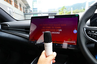 インフォテインメントシステムにはまさかのカラオケが！ ただ機能が備わっているというだけでなく、音質のよさもかなりのものだった。