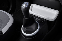 5段MTのシフトノブ。「ゼン」のMT仕様では燃料消費を抑える「ECOモード」に加え、「VGRS」（バリアブルギアレシオステアリング）も非装備となる。