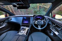 BEVは、エンジンを搭載しないがゆえに、その他の騒音が目立ちがちだ。特に空力性能に優れる「メルセデス・ベンツEQE」では、タイヤのノイズが耳につくかと思われたが、「レグノGR-XIII」ではまったくそんなことはなかった。