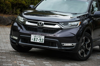 フロントグリルと一続きとなった“つり目”のヘッドランプが目を引くフロントまわり。エクステリアデザインは、日本とアメリカのチームの折衷案とのことだ。