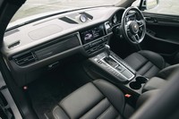 アイポイントは高めであるものの、スポーツカーらしいデザインでまとめられたインテリア。試乗車のそれは、カーボンパネルでドレスアップされていた。