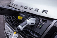 フロントグリルのカバー内に配置されている充電口。200Vの普通充電のみに対応している。