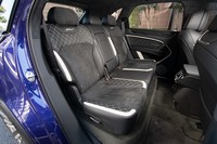 後席の座面は分割式になっており、それぞれ前後に13cm（実測値）スライドできる。